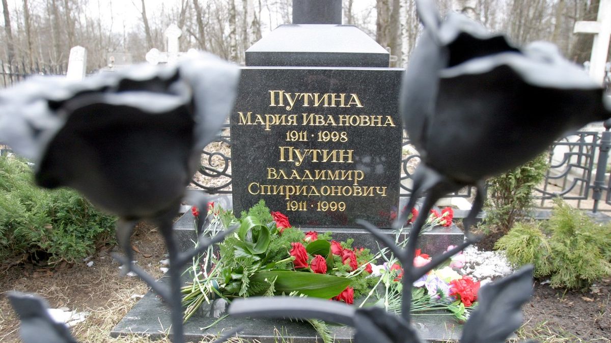 Ruska dala vzkaz na hrob Putinových rodičů. Hrozí jí pět let vězení